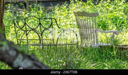 Sedie nel giardino Foto Stock