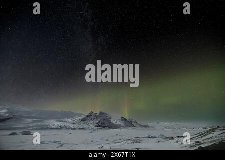 Aurora boreale nella laguna del ghiacciaio Fjallsarlon in Islanda Foto Stock