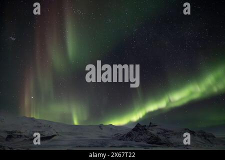 Aurora boreale nella laguna del ghiacciaio Fjallsarlon in Islanda Foto Stock