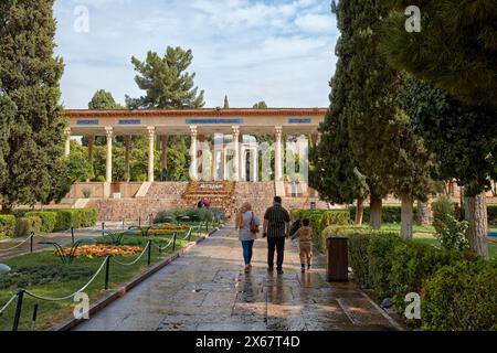 La gente cammina nel giardino paesaggistico della Tomba di Hafez, uno dei più grandi poeti persiani di tutti i tempi. Shiraz, Iran. Foto Stock