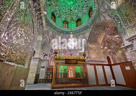 Vista interna del Sacro Santuario di Ali Ibn Hamzeh decorato con cura all'interno con piastrelle lucide a specchio (aina-kari). Shiraz, Iran. Foto Stock