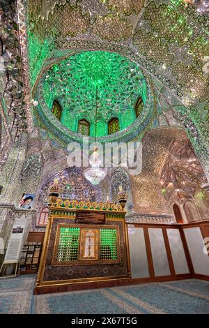 Vista interna del Sacro Santuario di Ali Ibn Hamzeh decorato con cura all'interno con piastrelle lucide a specchio (aina-kari). Shiraz, Iran. Foto Stock