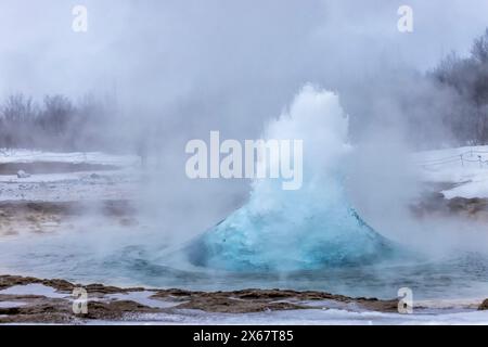 Inizio dell'eruzione del geyser Strokkur in Islanda Foto Stock