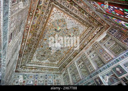 Camera con intricate piastrelle a specchio su pareti e soffitto nella Casa storica di Zinat al-Molk, residenza del XIX secolo del periodo Qajar. Shiraz, Iran. Foto Stock