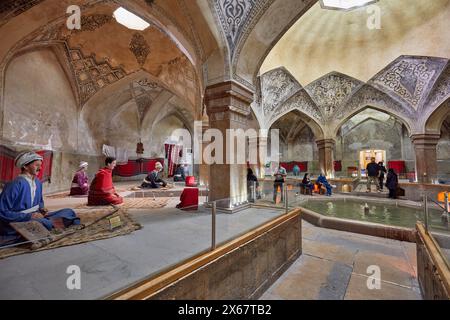 Vista interna del vestibolo nella Vakil Bathhouse, tradizionale bagno pubblico persiano del XVIII secolo, che ora è un museo. Shiraz, Iran. Foto Stock