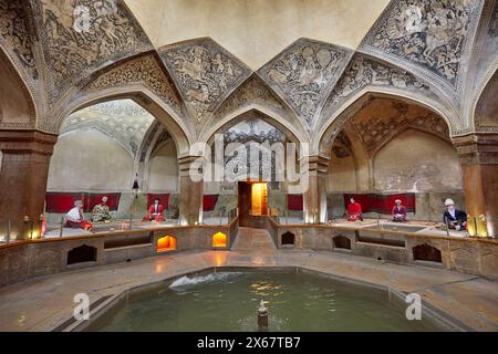 Vista interna del vestibolo nella Vakil Bathhouse, tradizionale bagno pubblico persiano del XVIII secolo, che ora è un museo. Shiraz, Iran. Foto Stock