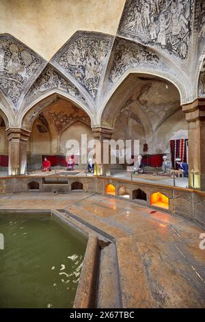 Vista interna del vestibolo nella Vakil Bathhouse, tradizionale bagno pubblico persiano del XVIII secolo, che ora è un museo. Shiraz, Iran. Foto Stock