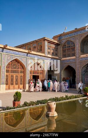 Turisti nel cortile della Moschea Nasir al-Mulk del XIX secolo, nota anche come Moschea Rosa. Shiraz, Iran. Foto Stock