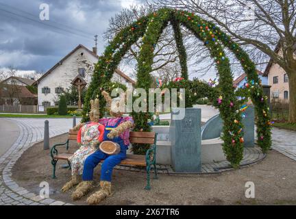 Fontana del villaggio decorata in modo tradizionale, fontana di Pasqua a Ettringen, Unterallgäu, Svevia, Baviera, Germania Foto Stock