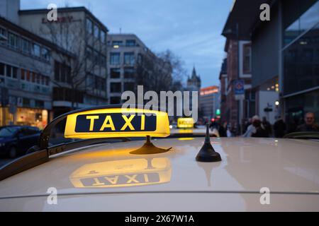 Taxi in attesa all'Hauptwache di Francoforte sul meno, Assia, Germania Foto Stock