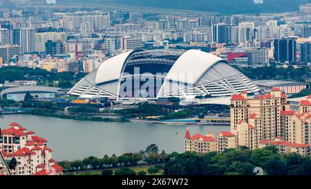 Lo Stadio Nazionale di Singapore si trova vicino al fiume Kallang nell'area fronte mare di Singapore Foto Stock