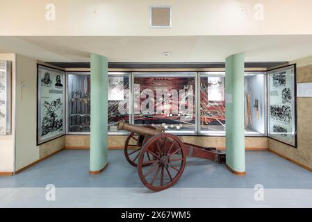 Interno del museo militare della fortezza di Belgrado, che mostra un cannone e oggetti esposti. Aprile 2024. Foto Stock