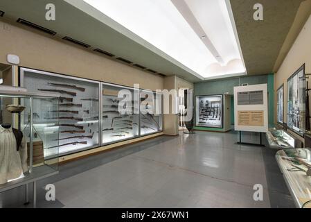 Interno del museo militare della fortezza di Belgrado, che mostra mostre e vetrine. Aprile 2024. Foto Stock