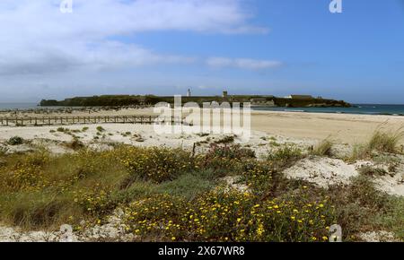 Vista sull'Isla de Las Palomas, una piccola isola di fronte alla città di Tarifa collegata alla terraferma, la Spagna Foto Stock