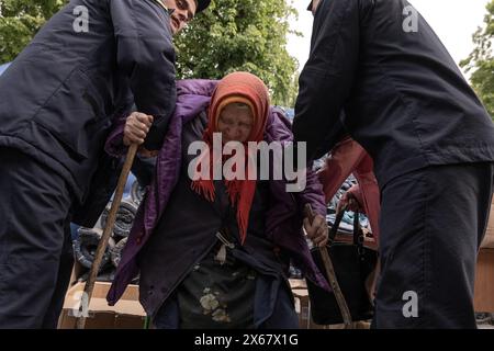 Charkiv, Ucraina. 13 maggio 2024: I civili che vivono a Vovchansk e nelle regioni circostanti vengono evacuati dalle loro case. Mentre la Russia tenta di reinvadere l'Ucraina settentrionale il 13 maggio 2024. (Credit Image: © Svet Jacqueline/ZUMA Press Wire) SOLO PER USO EDITORIALE! Non per USO commerciale! Crediti: ZUMA Press, Inc./Alamy Live News Foto Stock