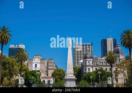 Buenos Aires, Argentina, Plaza de Mayo, questa piazza non è solo il cuore della città, ma anche il centro politico dell'Argentina. La Piramide de Mayo, situata al centro di Plaza de Mayo, è il monumento nazionale più antico della città di Buenos Aires. Foto Stock