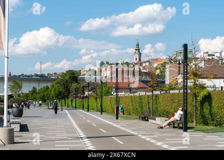 Pista ciclabile e a piedi lungo il lungomare di Belgrado nella nuova zona della città. Aprile 2024. Foto Stock