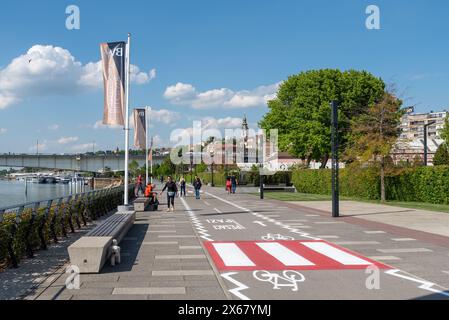 Pista ciclabile e a piedi lungo il lungomare di Belgrado nella nuova zona della città. Aprile 2024. Foto Stock