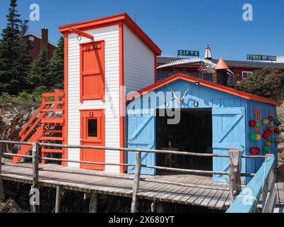 Oceano Atlantico, Blue, Canada, studio di artigianato, baracca da pesca, arte popolare, geometria, centro di pesca interpretativo, Terranova, Nord America, prime Berth Twillingate Fishery & Heritage Centre, rettangolo, rosso, semplicità, texture, turismo, città di Twillingate, arte visiva, muro Foto Stock