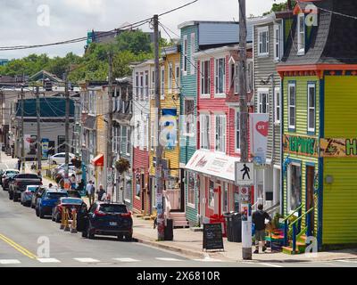 Oceano Atlantico, edifici, Canada, allegro, città di St John's, costa, colorato, proprietà commerciali, carino, Duckworth Street, case, scala umana, espressione individuale, uso misto, multicolore, Terranova, Nord America, verniciato, pastello, capitale provinciale, pittoresco, residenziale, via dello shopping, marciapiede, segnaletica, scena stradale, pali telefonici, architettura urbana, legno Foto Stock