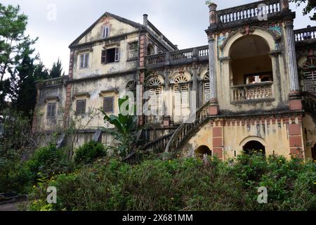 Palazzo Hoang A Tuong / Palazzo Bac ha - costruito dai francesi nel 1914 per un principe. Una rovina affascinante. Foto Stock