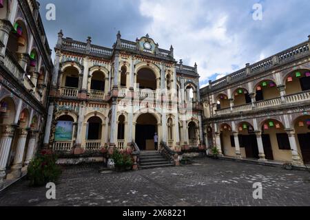 Palazzo Hoang A Tuong / Palazzo Bac ha - costruito dai francesi nel 1914 per un principe. Una rovina affascinante. Foto Stock