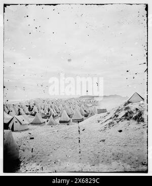 Vista delle tende situate all'interno di un forte, forse su Morris Island, Carolina del Sud, fotografie della Guerra civile 1861-1865 Foto Stock