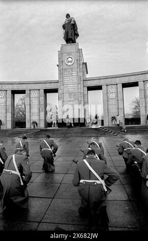 Abschied Sowjetische Ehrenwache Deutschland, Berlino, 22.12.1990, Abzug der sowjetischen Ehrenwache vom Ehrenmal im Tiergarten, Abschied, Â *** Arrivederci Guardia d'onore sovietica Germania, Berlino, 22 12 1990, Rimozione della Guardia d'onore sovietica dal memoriale di Tiergarten, Farewell, Â Foto Stock