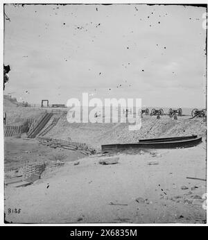 Charleston, Carolina del Sud. Vista interna di Fort Sumter in occasione dell'innalzamento della vecchia bandiera. (Quattro cannoni da campo su parapetto), fotografie della Guerra civile 1861-1865 Foto Stock