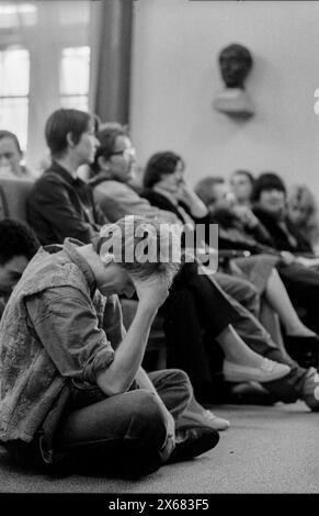 HUB Historiker Diskussion Deutschland, Berlino, 10.11.1990, Diskussionsveranstaltung der Historiker der Humboldt uni zu Fragen der SED Vergangenheit ehem. Studenten, Die von den Genossen der uni z.B. exmatrikuliert wurden, sind anwesend Versammlungsleiter der Historiker, Student ..., Â *** HUB Historians Discussion Germany, Berlin, 10 11 1990, evento di discussione degli storici dell'Università Humboldt su questioni del passato SED ex studenti che sono stati esimmatricolati dai compagni dell'università, ad esempio , sono presenti Presidente degli storici, studente, Â Foto Stock