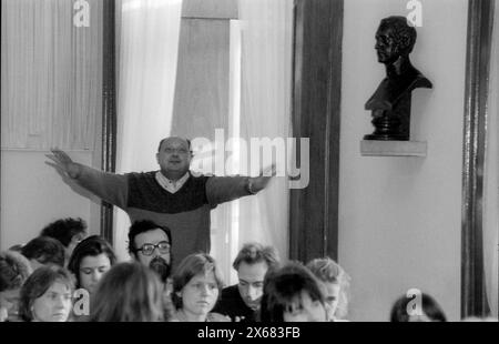 HUB Historiker Diskussion Deutschland, Berlino, 10.11.1990, Diskussionsveranstaltung der Historiker der Humboldt uni zu Fragen der SED Vergangenheit ehem. Studenten, Die von den Genossen der uni z.B. exmatrikuliert wurden, sind anwesend Versammlungsleiter der Historiker, später protesta..., Â *** HUB Historians Discussion Germany, Berlin, 10 11 1990, evento di discussione degli storici dell'Università Humboldt su questioni del SED passato ex studenti che sono stati esimmatricolati dai compagni dell'università, ad esempio, sono presenti presidente dell'incontro degli storici, in seguito protesta, Â Foto Stock