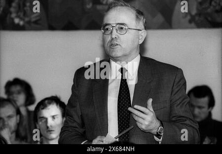 HUB Historiker Diskussion Deutschland, Berlino, 10.11.1990, Diskussionsveranstaltung der Historiker der Humboldt uni zu Fragen der SED Vergangenheit ehem. Studenten, Die von den Genossen der uni z.B. exmatrikuliert wurden, sind anwesend Versammlungsleiter der Historiker, Prof. Petzhold, Â *** HUB Historians Discussion Germany, Berlin, 10 11 1990, evento di discussione degli storici dell'Università Humboldt su questioni del passato SED ex studenti che sono stati esimmatricolati dai compagni dell'università, ad esempio , sono presenti Presidente degli storici, Prof. Petzhold, Â Foto Stock