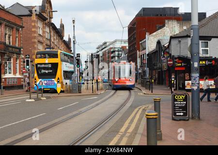 Un supertram Sheffield che viaggia lungo West Street City Center Metro Urban Transport, rete di metropolitana leggera Inghilterra Regno Unito, strada nel centro cittadino britannico Foto Stock