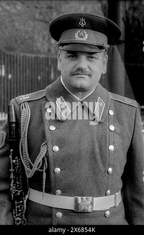 Abschied Sowjetische Ehrenwache Deutschland, Berlino, 22.12.1990, Abzug der sowjetischen Ehrenwache vom Ehrenmal im Tiergarten, Musiker, Â *** Arrivederci Guardia d'onore sovietica Germania, Berlino, 22 12 1990, Rimozione della Guardia d'onore sovietica dal memoriale di Tiergarten, musicista, Â Foto Stock