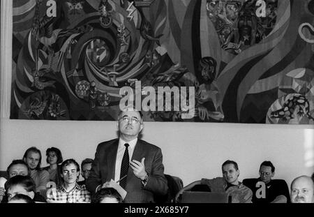 HUB Historiker Diskussion Deutschland, Berlino, 10.11.1990, Diskussionsveranstaltung der Historiker der Humboldt uni zu Fragen der SED Vergangenheit ehem. Studenten, Die von den Genossen der uni z.B. exmatrikuliert wurden, sind anwesend Versammlungsleiter der Historiker, Prof. Petzhold, Â *** HUB Historians Discussion Germany, Berlin, 10 11 1990, evento di discussione degli storici dell'Università Humboldt su questioni del passato SED ex studenti che sono stati esimmatricolati dai compagni dell'università, ad esempio , sono presenti Presidente degli storici, Prof. Petzhold, Â Foto Stock