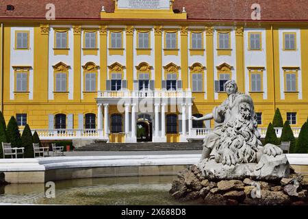 Fontana nel palazzo Schloss Hof Foto Stock