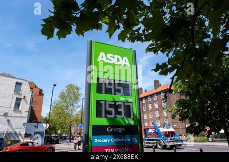 Catena di supermercati Asda sulla Old Kent Road che mostra il prezzo della benzina e del diesel l'8 maggio 2024 a Londra, Inghilterra, Regno Unito. Asda Stores Ltd. È un rivenditore di supermercati britannico, con sede nel West Yorkshire. La società è stata fondata nel 1949 ed è stata quotata alla Borsa di Londra fino al 1999, quando è stata acquisita dal colosso americano Walmart per 6,7 miliardi di sterline. Asda è stata la seconda catena di supermercati in Gran Bretagna tra il 2003 e il 2014 per quota di mercato, a quel punto è scesa al terzo posto. Da aprile 2019, ha riacquistato la sua seconda posizione. Foto Stock