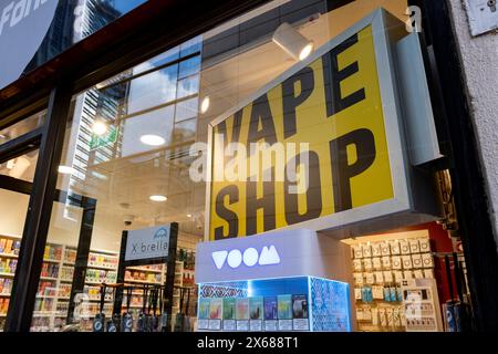 Negozio di Vape che vende prodotti di svapo in offerta speciale, tra cui sigarette elettroniche, succo di vape e penne di vape monouso il 9 maggio 2024 a Londra, Regno Unito. Lo svapo è spesso visto come un'alternativa sicura o più sicura al fumo. È anche relativamente nuovo per il mercato, che ha colpito solo il mainstream negli ultimi dieci anni circa. Le penne monouso sono dispositivi non ricaricabili che generalmente vengono forniti riempiti con liquido elettronico. Recentemente si è discusso molto in termini di salute pubblica, in particolare per quanto riguarda la disponibilità di prodotti vape per i bambini, in particolare vapori usa e getta. Foto Stock