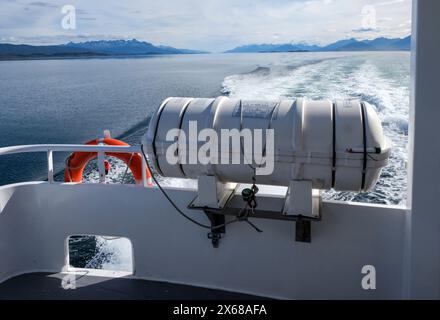 Ushuaia, Tierra del Fuego, Argentina, zattera di salvataggio su una barca per escursioni nel Canale di Beagle, il Canale di Beagle è un canale naturale sulla punta meridionale del Sud America che collega l'Oceano Atlantico con l'Oceano Pacifico. Ushuaia è la città più meridionale del mondo, la fine del mondo. Foto Stock