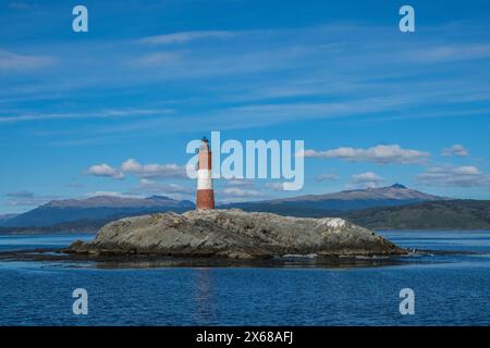 Ushuaia, Tierra del Fuego, Argentina, faro Les Eclaireurs su una roccia nel Canale di Beagle, il Canale di Beagle è un corso d'acqua naturale sulla punta meridionale del Sud America che collega l'Oceano Atlantico con l'Oceano Pacifico. Ushuaia è la città più meridionale del mondo, la fine del mondo. Foto Stock