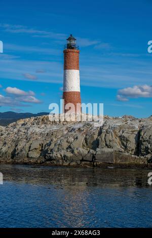 Ushuaia, Tierra del Fuego, Argentina, faro Les Eclaireurs su una roccia nel Canale di Beagle, il Canale di Beagle è un corso d'acqua naturale sulla punta meridionale del Sud America che collega l'Oceano Atlantico con l'Oceano Pacifico. Ushuaia è la città più meridionale del mondo, la fine del mondo. Foto Stock