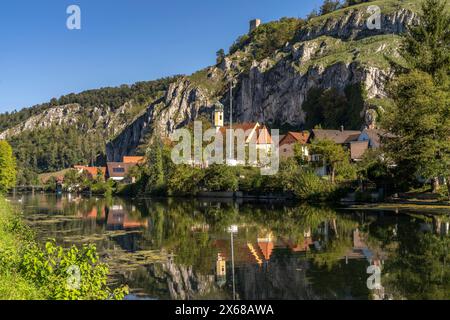 Mercato di Essing con chiesa parrocchiale Heilig Geist a Altmühltal, bassa Baviera, Baviera, Germania Foto Stock