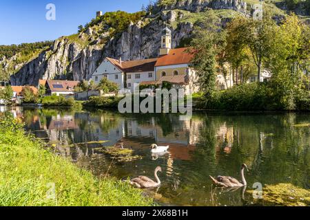 Mercato di Essing con chiesa parrocchiale Heilig Geist a Altmühltal, bassa Baviera, Baviera, Germania Foto Stock