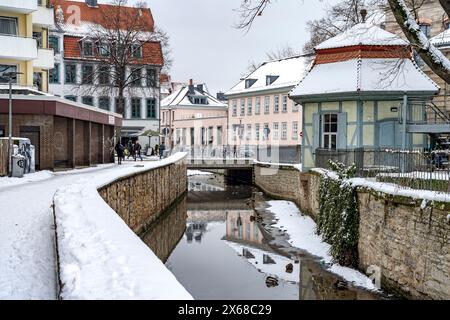 Sul canale di Leine innevato a Göttingen, bassa Sassonia, Germania Foto Stock