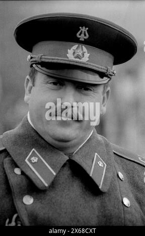 Abschied Sowjetische Ehrenwache Deutschland, Berlino, 22.12.1990, Abzug der sowjetischen Ehrenwache vom Ehrenmal im Tiergarten, Musiker, Â *** Arrivederci Guardia d'onore sovietica Germania, Berlino, 22 12 1990, Rimozione della Guardia d'onore sovietica dal memoriale di Tiergarten, musicista, Â Foto Stock