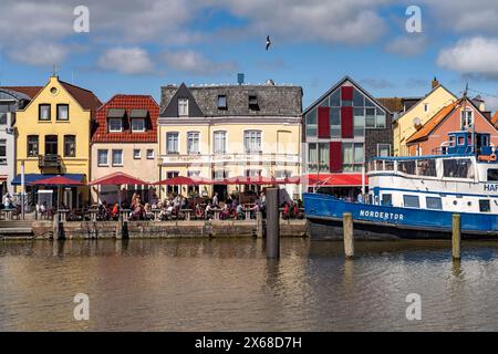 Nave ristorante MS Nordertor nel porto interno e nella città vecchia di Husum, nella Frisia settentrionale, Schleswig-Holstein, Germania, Europa Foto Stock