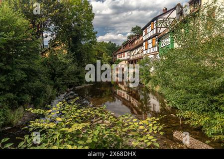 Case a graticcio sul fiume Weiss a Kaysersberg, Alsazia, Francia Foto Stock