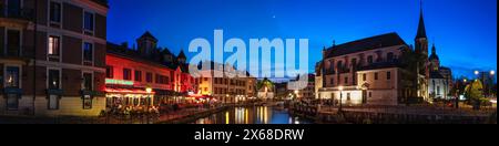 Un panorama del centro di Annecy con ponte e chiesa in primo piano Foto Stock