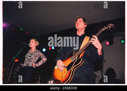 MAGNUS SVENINGSSON, YOUNG, THE CARDIGANS, 1996: Un giovane bassista Magnus Sveningsson e Nina Persson dei Cardigans suonano un tour mattutino presso l'Anson Rooms dell'Università di Bristol, Inghilterra, Regno Unito, il 20 gennaio 1996. Foto: Rob Watkins. INFO: I Cardigans, una band svedese formata nei primi anni '90, hanno guadagnato fama internazionale con successi come "Lovefool". Il loro suono eclettico fonde elementi pop, rock e indie, caratterizzati dalla caratteristica voce di Nina Persson e dalla propensione per melodie accattivanti. Foto Stock