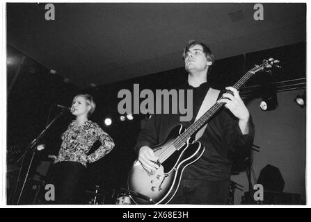 MAGNUS SVENINGSSON, YOUNG, THE CARDIGANS, 1996: Un giovane bassista Magnus Sveningsson e Nina Persson dei Cardigans suonano un tour mattutino presso l'Anson Rooms dell'Università di Bristol, Inghilterra, Regno Unito, il 20 gennaio 1996. Foto: Rob Watkins. INFO: I Cardigans, una band svedese formata nei primi anni '90, hanno guadagnato fama internazionale con successi come "Lovefool". Il loro suono eclettico fonde elementi pop, rock e indie, caratterizzati dalla caratteristica voce di Nina Persson e dalla propensione per melodie accattivanti. Foto Stock